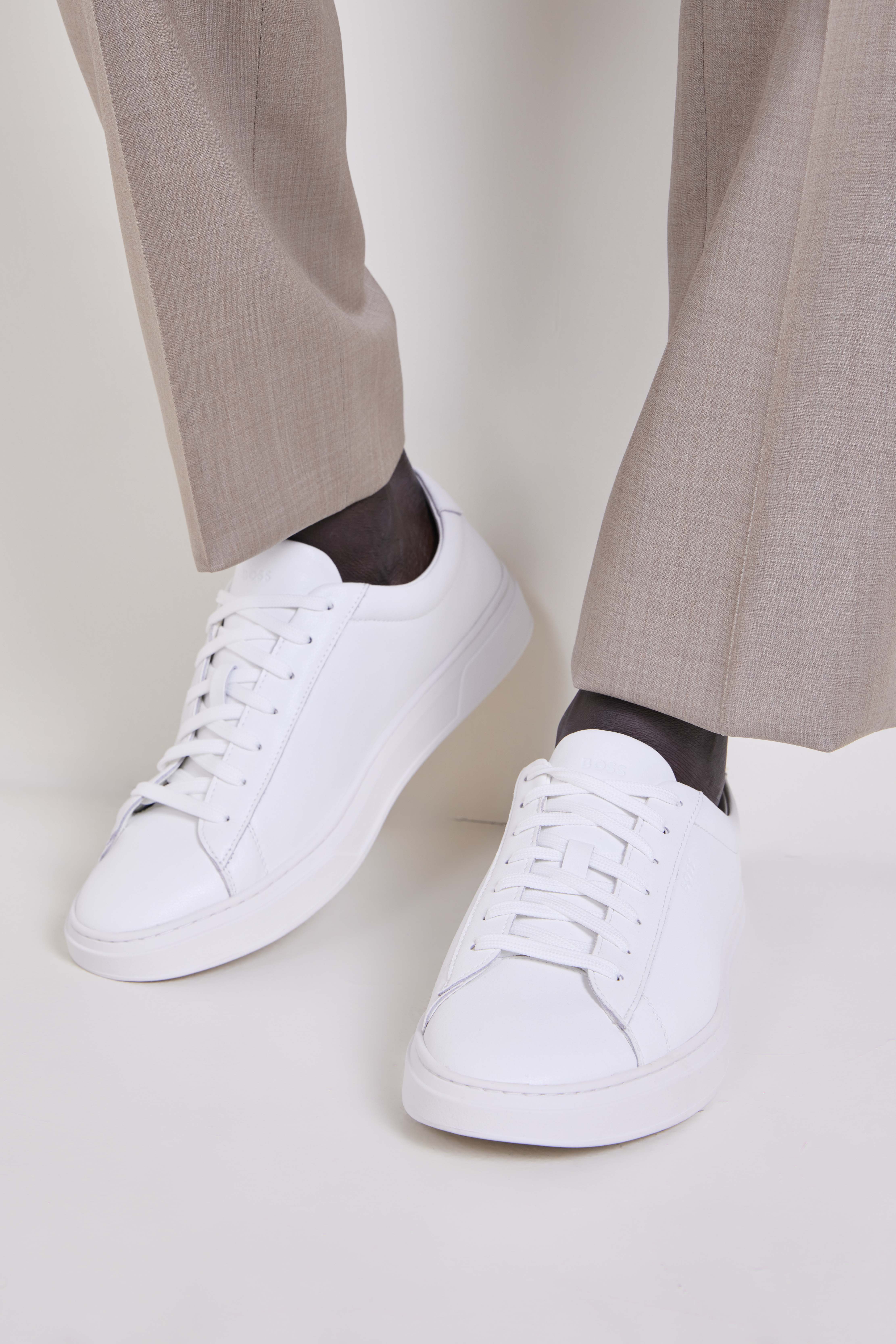 תמונת כל הלוק של נעלי סניקרס